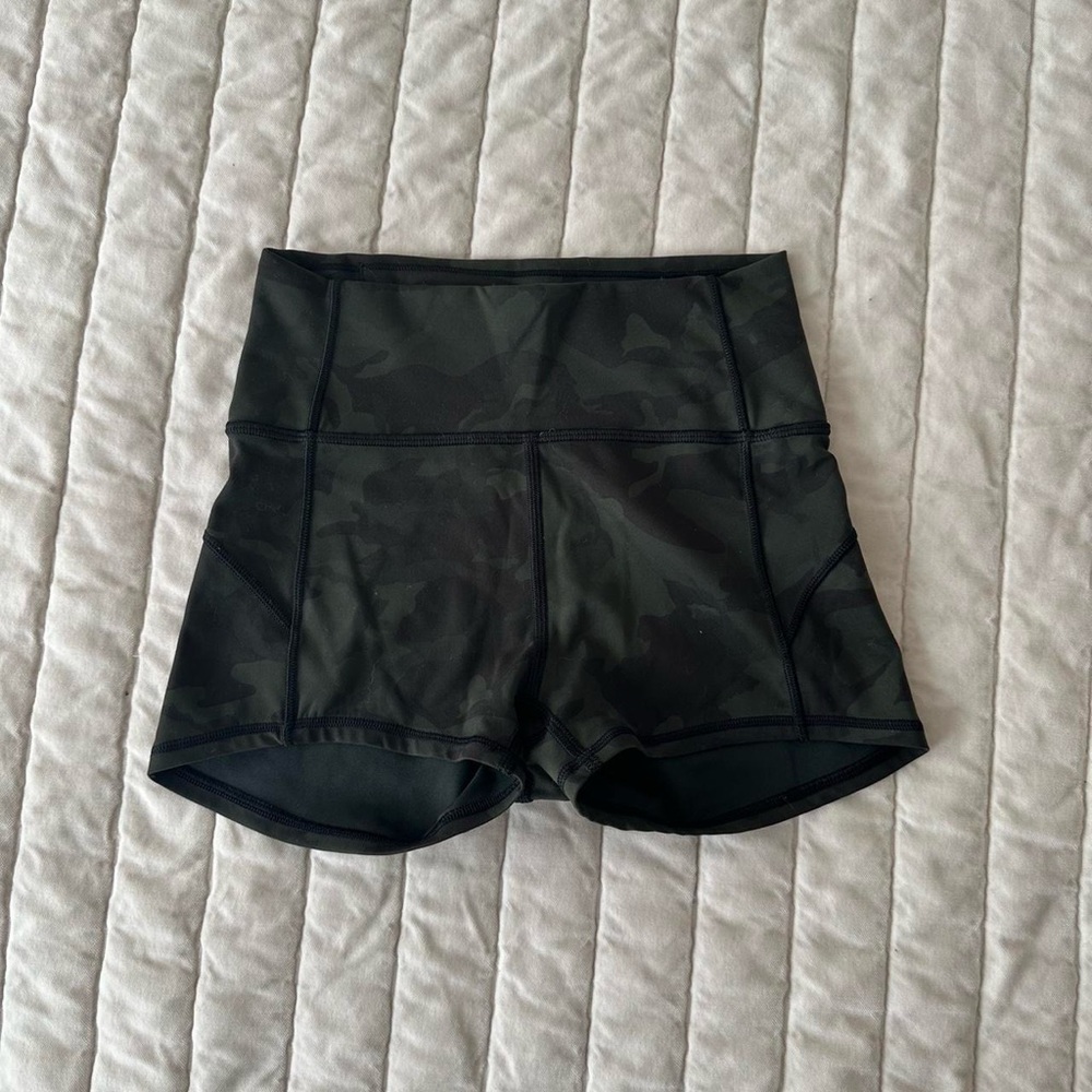 Women's Lululemon green camo biker shorts 🌿🌿